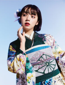 池田エライザ着用の新作振袖です。緑色の大柄の花柄。振袖レンタルもOKです。