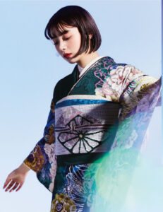 池田エライザ着用の新作振袖です。緑色の大柄の花柄。振袖レンタルもOKです。