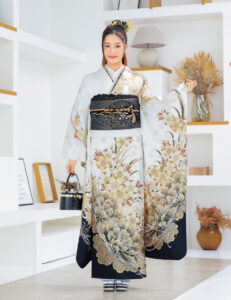 白、黒のシンプルなカラーに、金を携えてエネルギッシュに咲きそろう大輪の牡丹と桜、乱れ菊。その意匠に酔いしれながら、ドレスのような着こなしを。