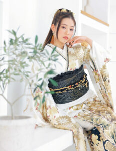 白、黒のシンプルなカラーに、金を携えてエネルギッシュに咲きそろう大輪の牡丹と桜、乱れ菊。その意匠に酔いしれながら、ドレスのような着こなしを。