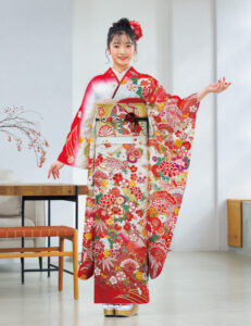 牡丹、橘、青海波などの吉祥文様がまばゆい光に彩られ、若々しい佇まいを叶えます。伝統的な紅白の色合わせに誰もが見惚れる一枚です。