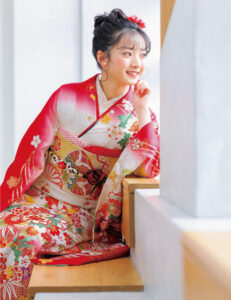 牡丹、橘、青海波などの吉祥文様がまばゆい光に彩られ、若々しい佇まいを叶えます。伝統的な紅白の色合わせに誰もが見惚れる一枚です。