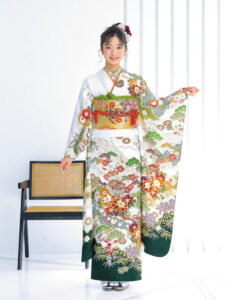 松竹梅の吉祥柄はセンスある色合いがあか抜けたイメージ。貝桶には吉祥の花々が満ちて、細やかな金箔とのハーモニーを奏でます。