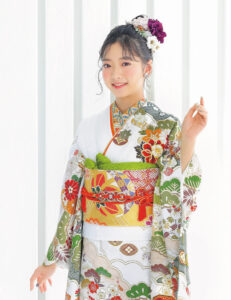 松竹梅の吉祥柄はセンスある色合いがあか抜けたイメージ。貝桶には吉祥の花々が満ちて、細やかな金箔とのハーモニーを奏でます。